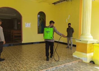 Cegah Penyebaran Covid-19, Polsek Bunguran Timur Laksanakan Penyemprotan Disenfektan