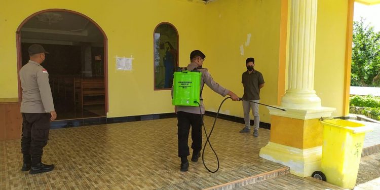Cegah Penyebaran Covid-19, Polsek Bunguran Timur Laksanakan Penyemprotan Disenfektan