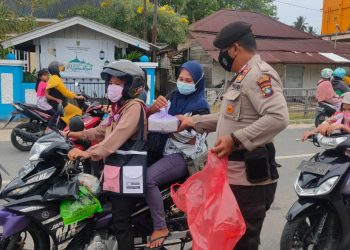 Jelang Buka Puasa, Polres Natuna Bagikan Menu Bukaan Puasa