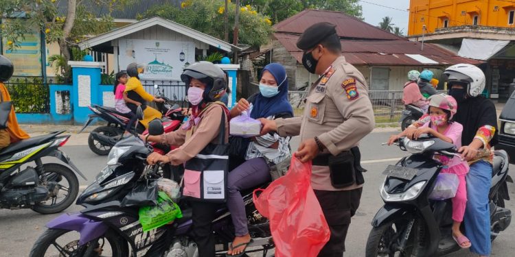 Jelang Buka Puasa, Polres Natuna Bagikan Menu Bukaan Puasa