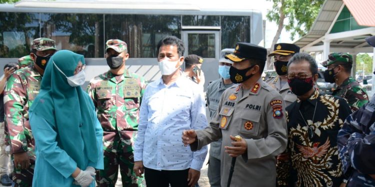 Kapolda Kepri Bersama Ketua DPRD Provinsi Kepri dan Pimpinan TNI Wilayah Kepri Tinjau Posko PPKM dan Lokasi Karantina di Kota Batam
