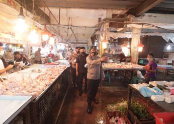 Kapolda Kepri Pantau Situasi Kamtibmas dan Pembagian Masker kepada Masyarakat Pengunjung Pasar Botania I