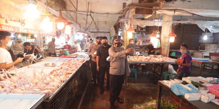 Kapolda Kepri Pantau Situasi Kamtibmas dan Pembagian Masker kepada Masyarakat Pengunjung Pasar Botania I