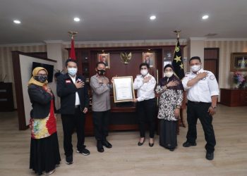 Kapolda Kepri Terima Penghargaan dari Tim Reaksi Cepat Perlindungan Perempuan dan Anak Indonesia