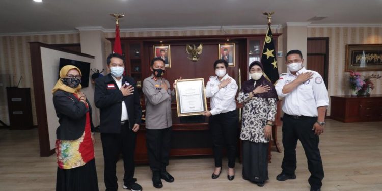 Kapolda Kepri Terima Penghargaan dari Tim Reaksi Cepat Perlindungan Perempuan dan Anak Indonesia
