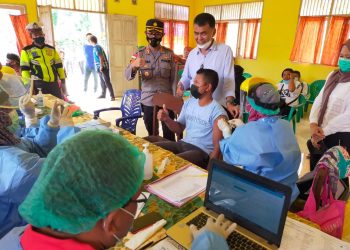 Kapolres Natuna Bersama Bupati dan Wakil Bupati Natuna Laksanakan Peninjauan Vaksinasi