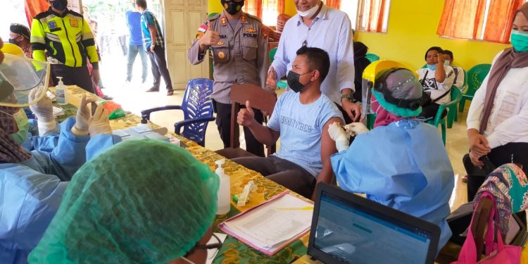 Kapolres Natuna Bersama Bupati dan Wakil Bupati Natuna Laksanakan Peninjauan Vaksinasi