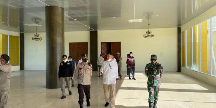 Kapolres Natuna Dampingi Bupati dan Wakil Bupati Natuna Dalam Kegiatan Peninjauan Tempat Isolasi Terpadu Pasien Covid-19