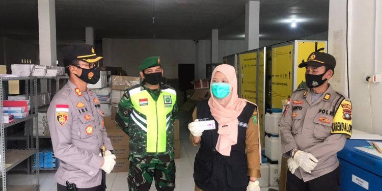 Kapolres Natuna Pimpin Pengamanan Kedatangan Vaksin Covid-19