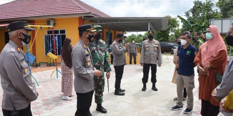 Kapolres Tanjungpinang Bersama Dandim 0315/Bintan Tinjau Pos PPKM di Wilayah Kota Tanjungpinang