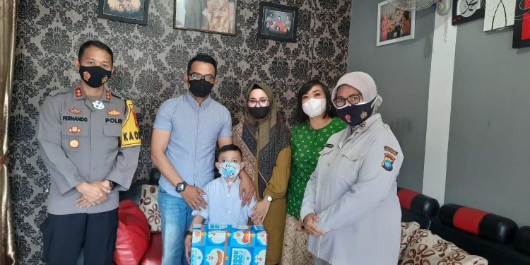 Kapolres Tanjungpinang Bersama Ketua Bhayangkari Cabang Tanjungpinang Kunjungi Personel yang Sakit dan Berikan Tali Asih