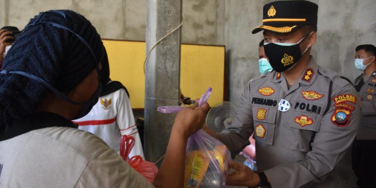 Kapolres Tanjungpinang Hadiri Giat Bakti Sosial Pembagian Paket Sembako Yayasan Vihara Bahtra Sasana