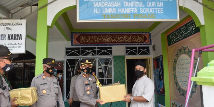 Lagi, Polres Tanjungpinang Bagikan Sembako kepada Warga Terdampak Covid-19