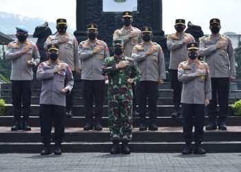 Panglima TNI-Kapolri Serahkan Mobil Dinas Baru Untuk Sesko TNI-Lemdiklat Polri