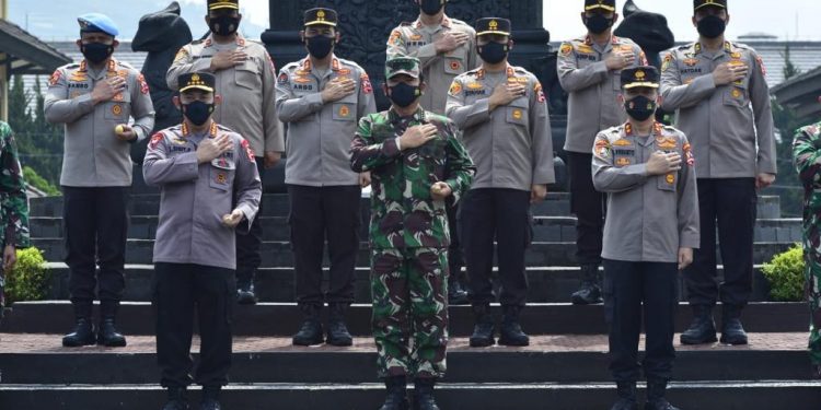 Panglima TNI-Kapolri Serahkan Mobil Dinas Baru Untuk Sesko TNI-Lemdiklat Polri