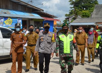 Pantau Penerapan Prokes, Kapolres Natuna Bersama Inkait Kab. Natuna Bagikan Masker