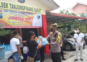 Peduli Masyarakat Terdampak Covid-19, Polsek Tanjungpinang Barat Bersama Yayasan Heng Heng Sia Bagikan 300 Paket Sembako