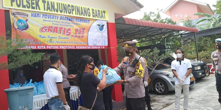 Peduli Masyarakat Terdampak Covid-19, Polsek Tanjungpinang Barat Bersama Yayasan Heng Heng Sia Bagikan 300 Paket Sembako