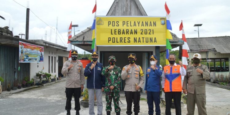 Pengecekan Pos Operasi Ketupat Seligi 2021 dan Pembagian Takjil Berkah Ramadhan Oleh Kapolres Natuna
