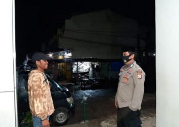 Patroli dialogis malam hari,  upaya bhabinkamtibmas jaga kamtibmas jelang lebaran  di desa binaan