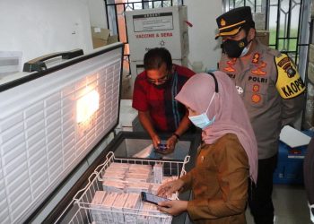 Polres Lingga Bersama TNI Kawal Kedatangan Vaksin Covid-19
