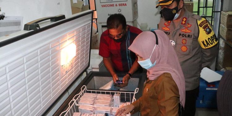 Polres Lingga Bersama TNI Kawal Kedatangan Vaksin Covid-19