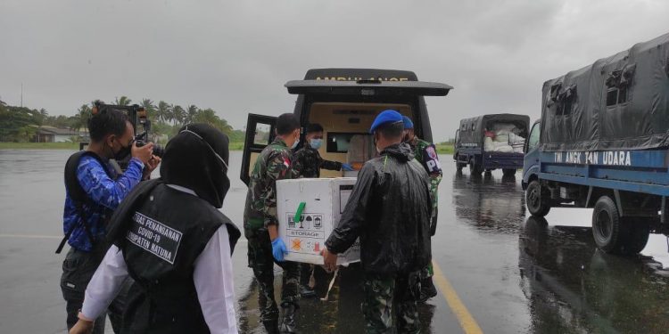 Polres Natuna bersama TNI dan Instansi Terkait Kabupaten Natuna Kawal Kedatangan Vaksin Covid-19