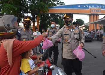 Polres Tanjungpinang Bersama Bhayangkari Berbagi Takjil dan Masker, Menebar Keberkahan di Bulan Ramadhan