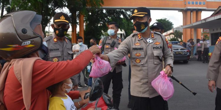 Polres Tanjungpinang Bersama Bhayangkari Berbagi Takjil dan Masker, Menebar Keberkahan di Bulan Ramadhan