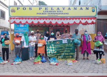 Polsek Bukit Bestari Bersama KSK Bagikan Sembako Kepada Masyarakat Terdampak Covid-19