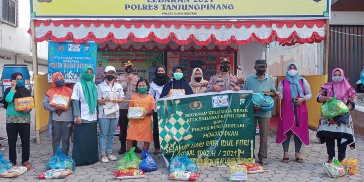 Polsek Bukit Bestari Bersama KSK Bagikan Sembako Kepada Masyarakat Terdampak Covid-19