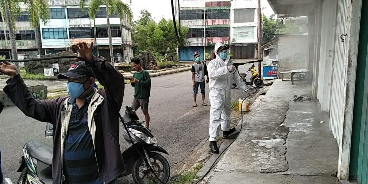 Polsek Bukit Bestari Lakukan Penyemprotan Cairan Desinfectan di Kawasan Bintan Plaza