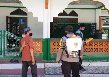 Polsek Bunguran Timur Semprotkan Cairan Disenfektan di Sejumlah Mesjid dan Gereja