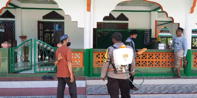 Polsek Bunguran Timur Semprotkan Cairan Disenfektan di Sejumlah Mesjid dan Gereja