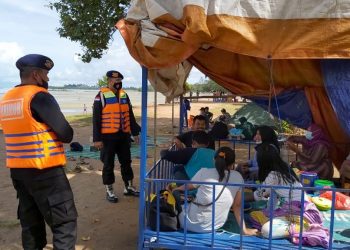 Satgas Operasi Ketupat Seligi 2021 Subsatgas Brimob Unit SAR Brimob Kepri Laksanakan Patroli SAR di Lokasi Wisata Pantai Wilayah Hukum Polda Kepri