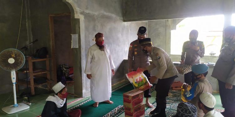 Silaturahmi Kapolres Natuna Dan Pemberian Tali Asih Di Pondok Pesantren Fastabiqul Khoirot