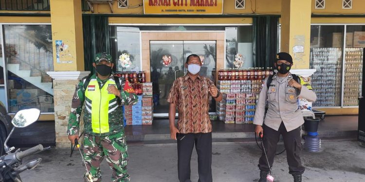 Sinergitas Bhabinkamtibmas dan Babinsa Laksanakan Penyemprotan Cairan Disenfektan
