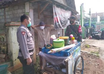 TNI Polri Optimalkan Operasi Yustisi dan Bagikan Masker ke Warga