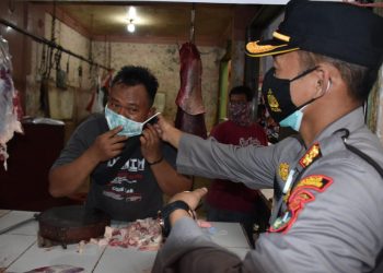 Turun ke Pasar, Kapolres Tanjungpinang Pantau Pelaksanaan Prokes Sambil Bagikan Masker