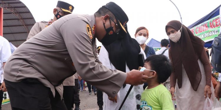 Wakapolda Kepri Tinjau Situasi Kamtibmas Serta Bagikan Masker Kepada Masyarakat dan Pengecekan Posko PPKM Kampung Tangguh