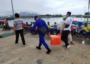 Wujudkan Kepedulian Kepada Sesama, Satpolairud Polres Natuna Bagikan Nasi Kotak dan Masker