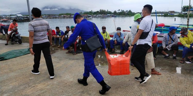 Wujudkan Kepedulian Kepada Sesama, Satpolairud Polres Natuna Bagikan Nasi Kotak dan Masker