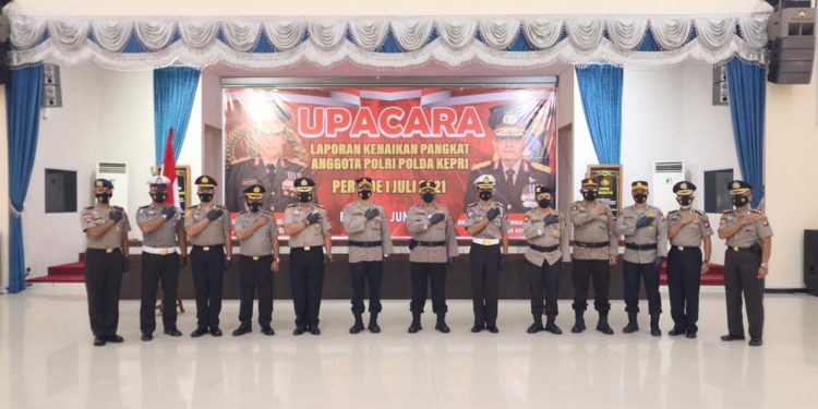 323 Personel Polda Kepri dan Polres Jajaran Naik Pangkat Setingkat Lebih Tinggi