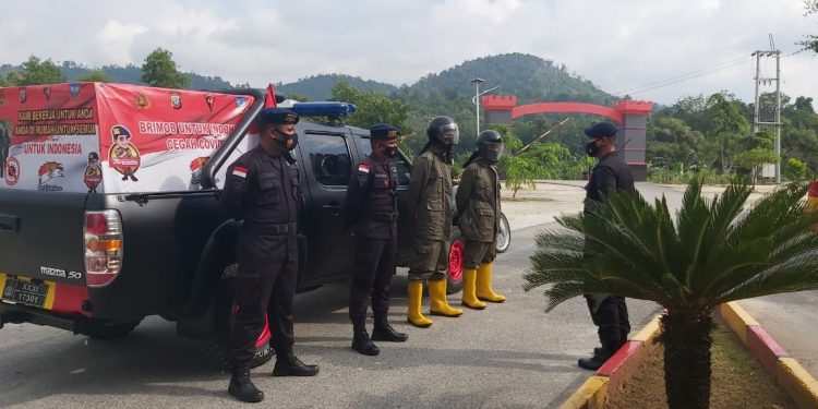Antisipasi Penyebaran Covid-19, Satbrimob Polda Kepri Lakukan Penyemprotan Desinfektan