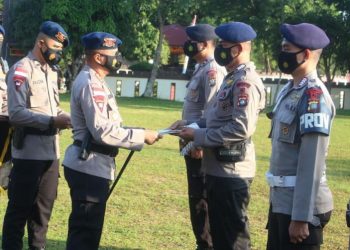 Apel Satuan, Dansat Brimob Polda Kepri Beri Penghargaan kepada Personel Berprestasi