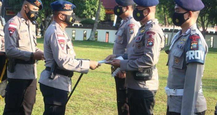Apel Satuan, Dansat Brimob Polda Kepri Beri Penghargaan kepada Personel Berprestasi