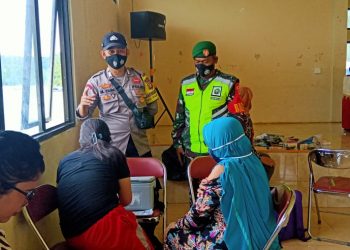 Bhabinkamtibmas Kecamatan Pulau Tiga Laksanakan Pengamanan Vaksinasi