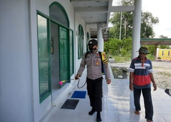 Bhabinkamtibmas Laksanakan Penyemprotan Cairan Disenfektan