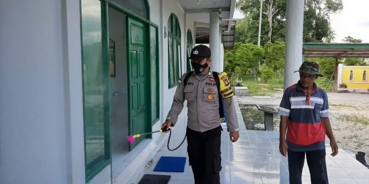 Bhabinkamtibmas Laksanakan Penyemprotan Cairan Disenfektan