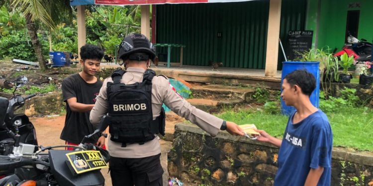 Brimob Polda Kepri Patroli Gencar Berikan Himbauan Prokes Kepada Masyarakat